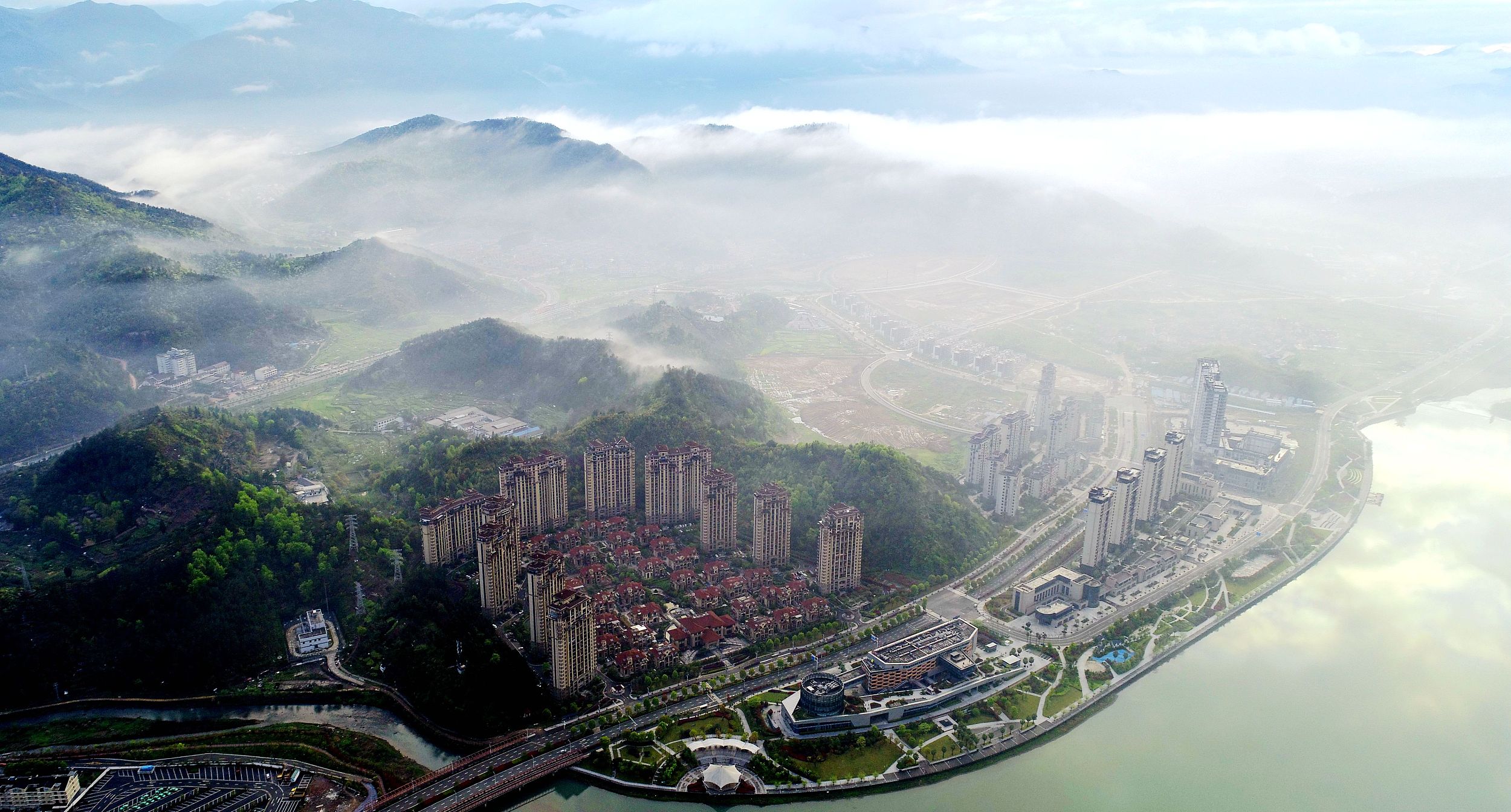 浙江臺(tái)州:輕紗薄霧城市宛如仙境